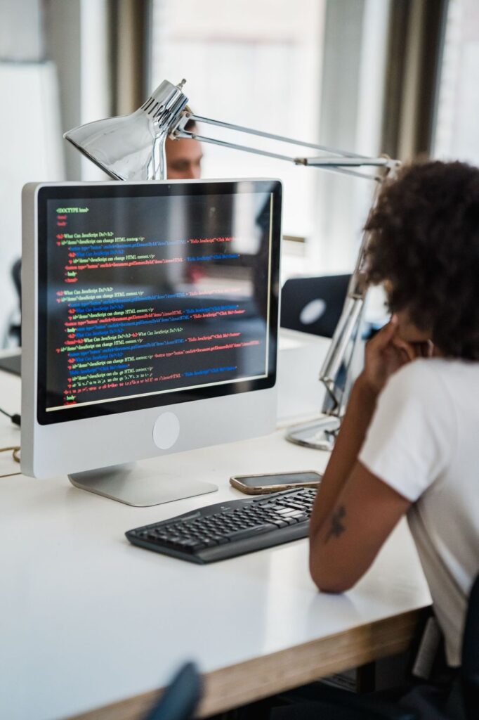 Programmeur kijkt naar code op een beeldscherm